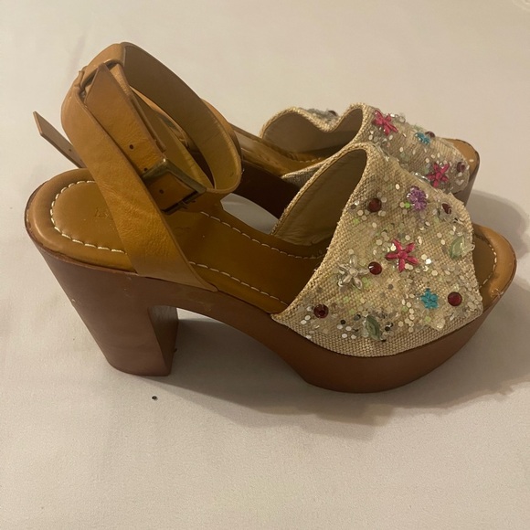 “Bamboo” Tan Sandals - Picture 2 of 9